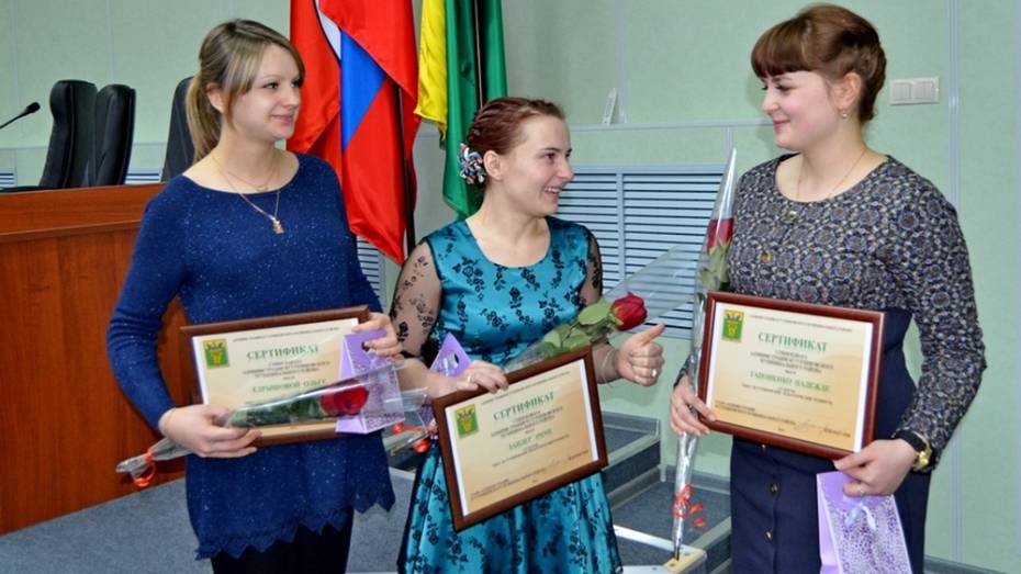 Лучшим бутурлиновским учащимся вручили денежные сертификаты