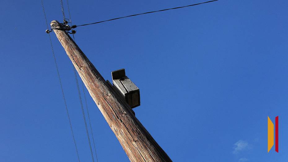 В поселке под Воронежем машина врезалась в столб и оставила без света несколько улиц