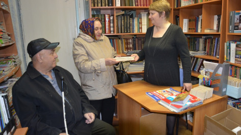 В Поворинской городской библиотеке появились книги для слепых
