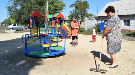В Борисоглебске активисты установили первую детскую площадку в районе Макуревки