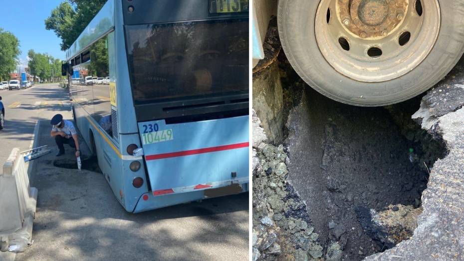 После ливня автобус провалился колесом в яму на улице Краснознаменной в Воронеже