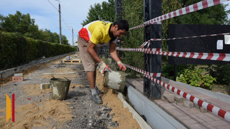 В Петропавловке обустроят пешеходную дорожку вдоль парка