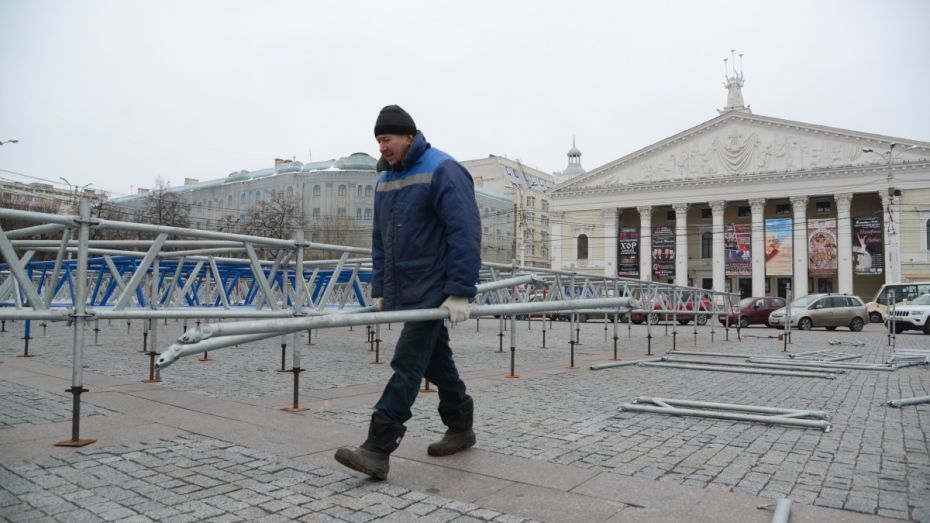 На главной площади Воронежа приступили к демонтажу катка