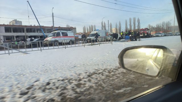 Пострадавшего вырезали из салона: Renault врезался в столб в воронежском Шилово