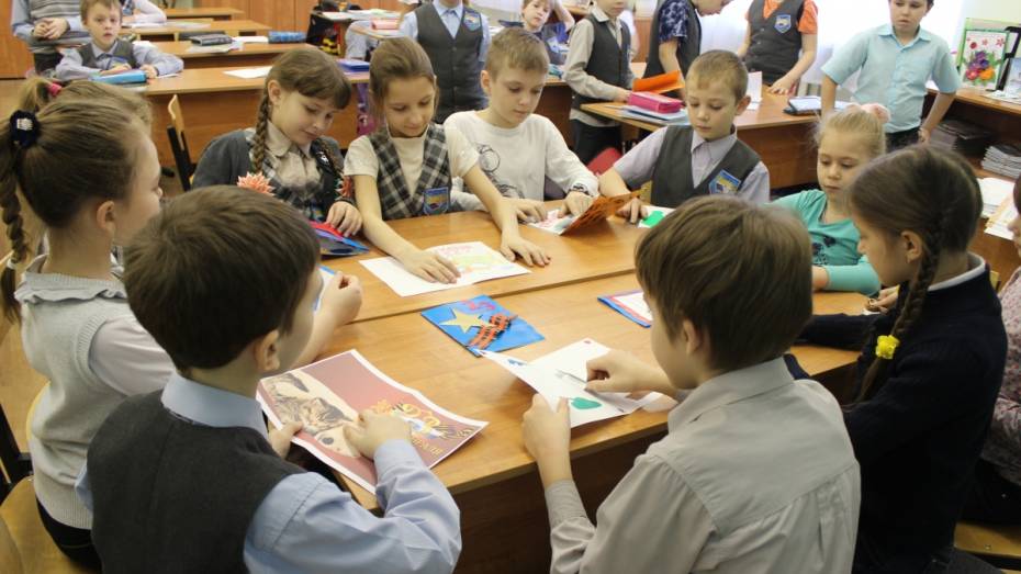 Подгоренские школьники сделали открытки для солдат к 23 февраля