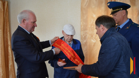 Двоим ветеранам присвоили звания почетных граждан Воробьевского района