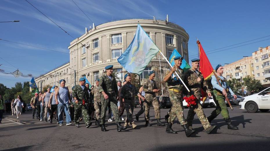 На проспекте Революции прошло праздничное шествие ветеранов ВДВ: фоторепортаж РИА «Воронеж»