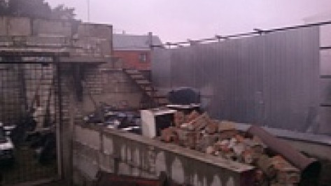 В Воронеже в автомастерской сгорели две дорогие иномарки