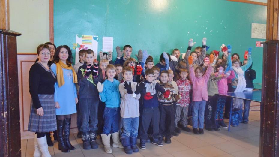 Верхнемамонцы связали теплые вещи для 33 детей школы-интернат