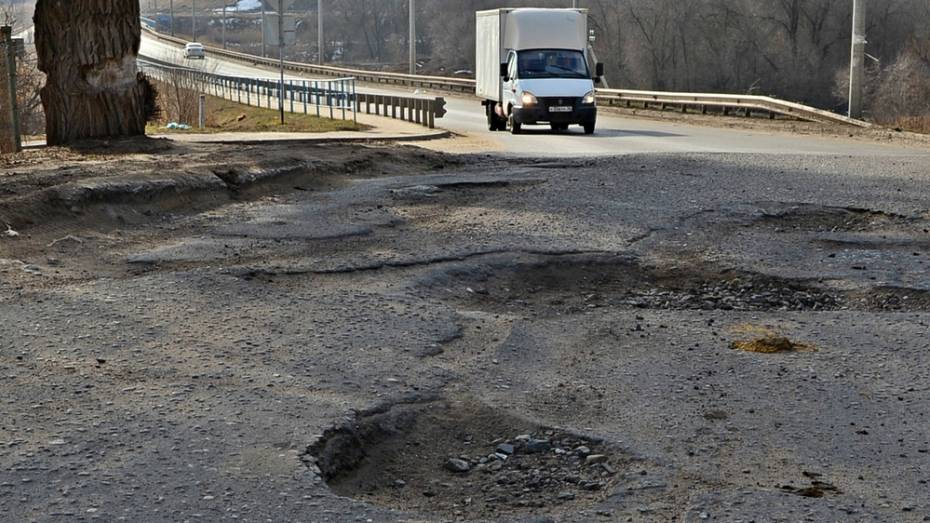 В Семилукском районе дорожную компанию обязали отремонтировать дорогу
