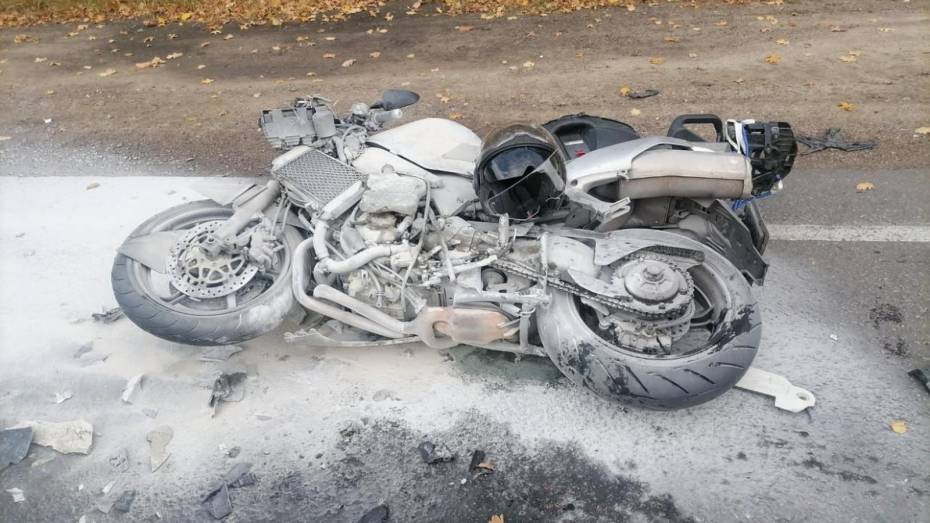 В Воронежской области мотоциклист столкнулся с грузовиком и попал в больницу