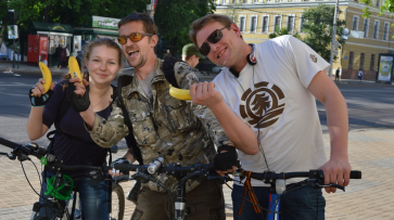 Веловоронежцы угостили участников акции «На работу на велосипеде» бананами