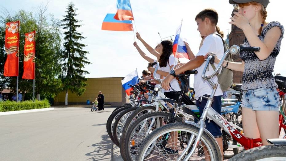 В Бутурлиновке День молодежи начали велопробегом