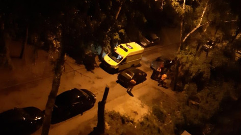 Очевидцы: в Воронеже во дворе дома нашли тело 21-летней девушки