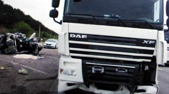 В Воронежской области грузовик снес стоящую машину и убил 2 человек