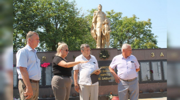 Ревизия памяти. Советник губернатора Василий Тарасенко осмотрел мемориалы и воинские захоронения в Хохольском районе