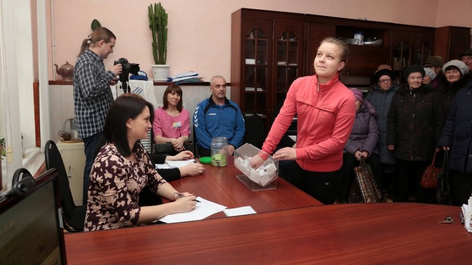 Бобровская районная газета разыграла среди подписчиков валенки и чайный сервиз
