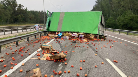 Дорогу под Воронежем заблокировала перевернувшаяся фура с помидорами