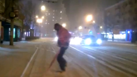 Воронежский сноубордист опробовал заснеженную дорогу на Плехановской