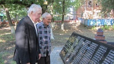 В Левой Россоши установили две гранитные плиты с именами погибших во время Великой Отечественной войны