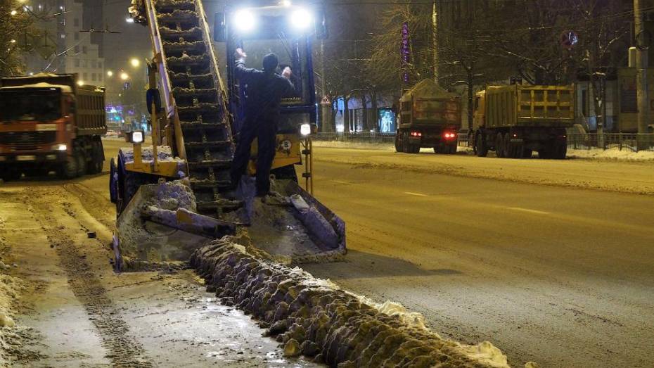 В ночь на 2 декабря улицы Воронежа от снега очищали 157 единиц спецтехники