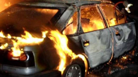 Сегодня утром в Лисках сгорели два автомобиля