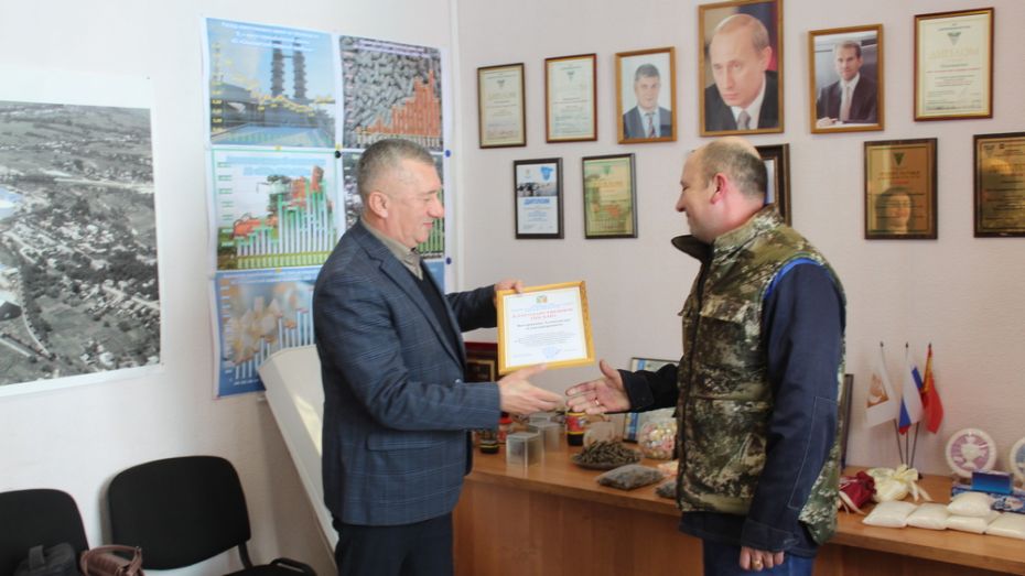 Жителю Ольховатки вручили благодарность за спасение жизни товарища на военных сборах