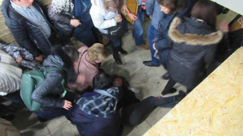 На концерте Scorpions в Воронеже девушка упала с трибуны на женщину