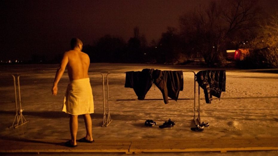 Предприимчивые воронежцы установили мобильную баню на крещенских купаниях в Боровом