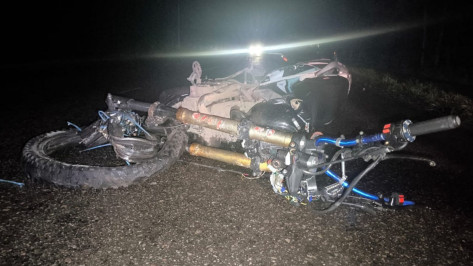 В жутком лобовом столкновении легковушки с мотоциклом под Воронежем пострадали подростки