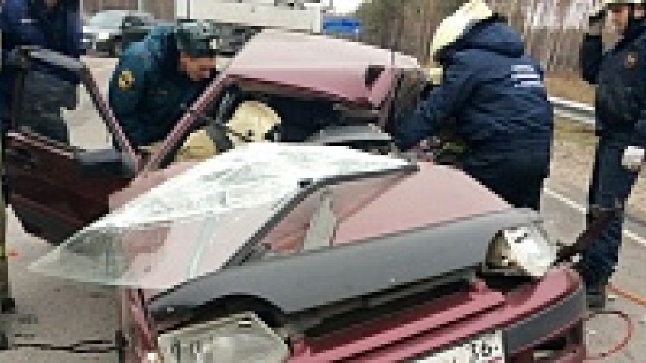 В Воронеже девушка за рулем ВАЗа врезалась в фуру: два человека ранены