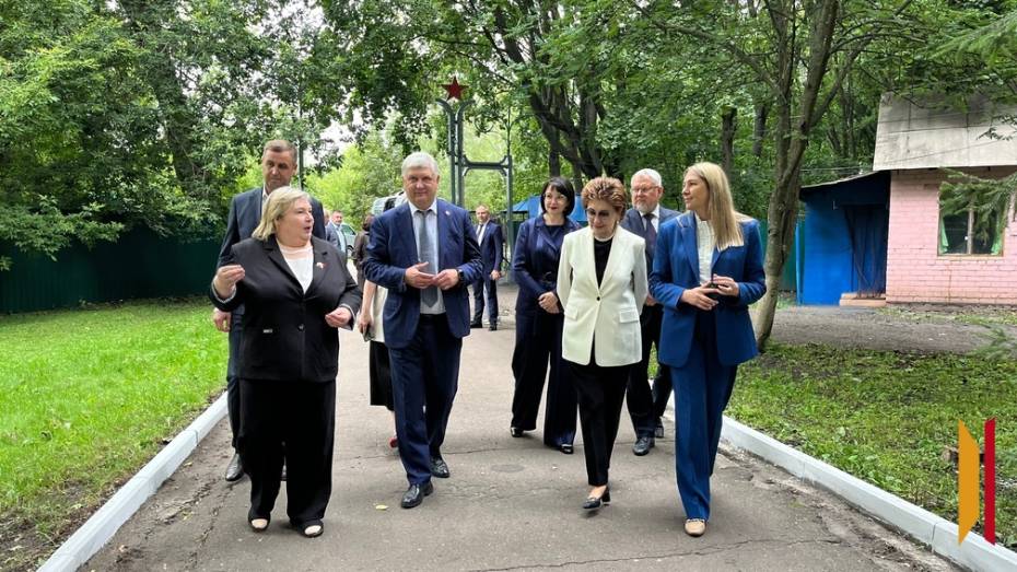 Воронежский губернатор и сенатор РФ оценили условия отдыха и обучения детей в Новоусманском районе