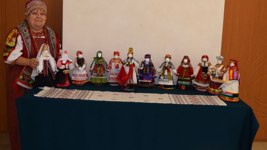 Рамонская мастерица подготовила выставку 12 авторских кукол в народных костюмах XIX века