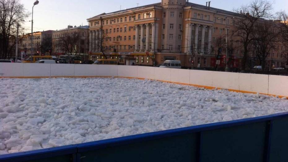 На площади Ленина в Воронеже демонтируют каток