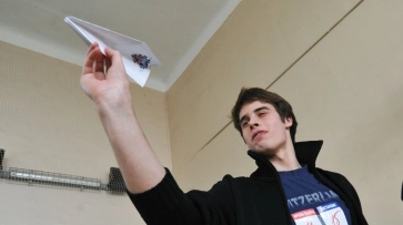 Воронежские студенты посоревновались в запуске бумажных самолетов