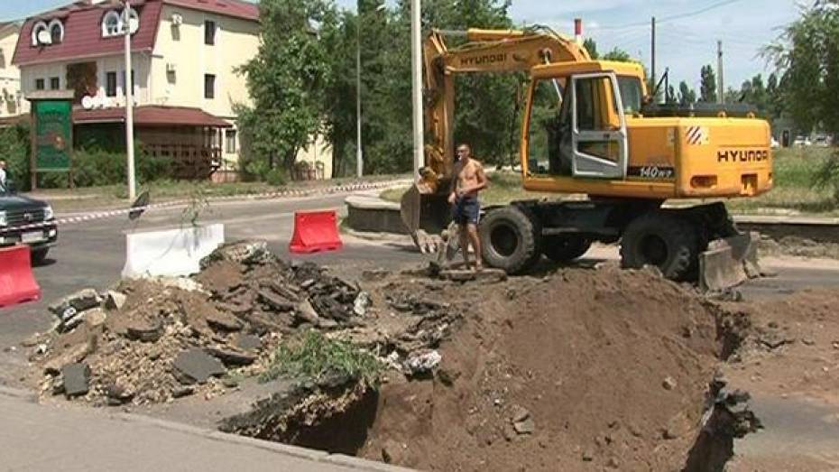 На улице Вокзальной в Нововоронеже из-за прорыва водопроводной трубы провалился асфальт