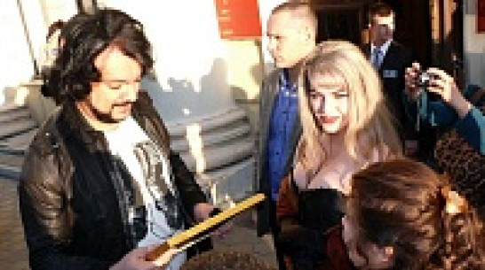 К приезду Филиппа Киркорова воронежские поклонницы насушили сухарей, испекли торт и нарисовали картину