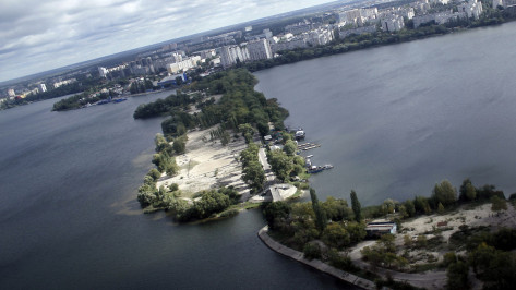 На дамбе Чернавского моста в Воронеже построят ледовую арену и футбольный манеж 