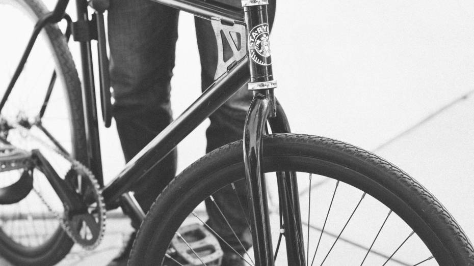 Столкновение велосипедиста и автобуса в Воронеже попало на видео за секунду до ДТП