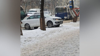 В центре Воронежа машина повисла на дорожном знаке