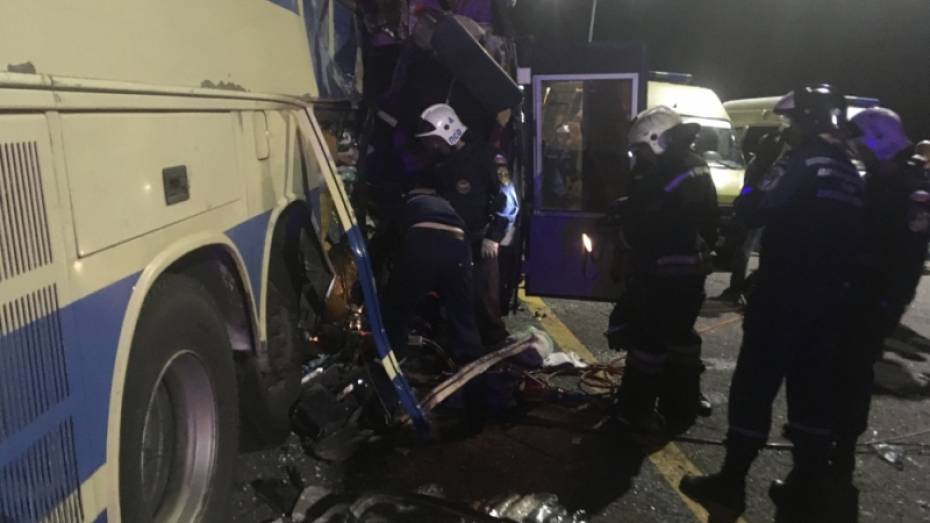 Полиция установила личности погибших в столкновении 2 автобусов под Воронежем 