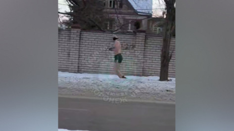 На улицах Воронежа в мороз заметили раздетого бегуна