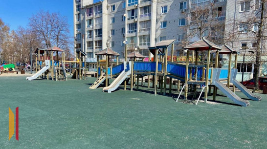 В Семилуках заменили покрытие на детской площадке в парке «Эко детство»