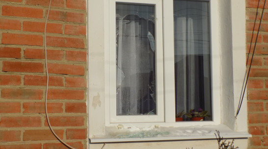 Неизвестные разбили окно наблюдателю при Семилукском огнеупорном заводе