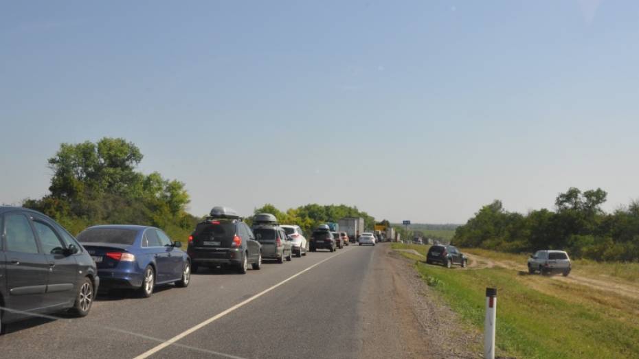 Перед праздниками пробка на трассе М-4 «Дон» в Воронежской области растянулась на 7 км