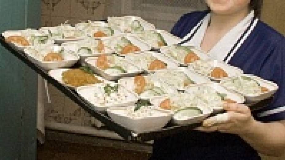Под Воронежем школьники ели из разбитых тарелок еду с пола