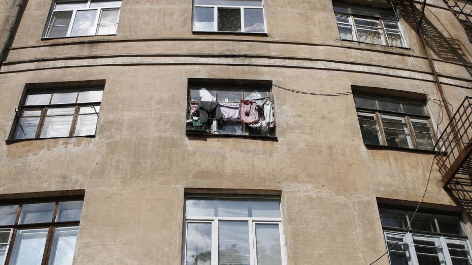 В Воронеже женщина вышла из окна 9-этажки, спасаясь от жены любовника