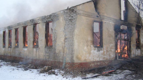 В Нижнедевицком районе дотла сгорела столярная мастерская