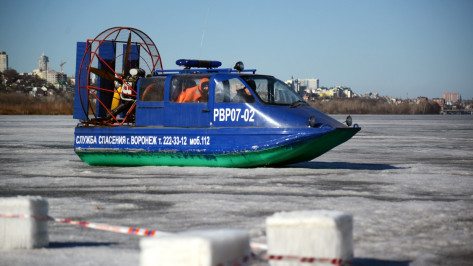 Рыбаки на лодке попали в ледяной плен посреди воронежского водохранилища 