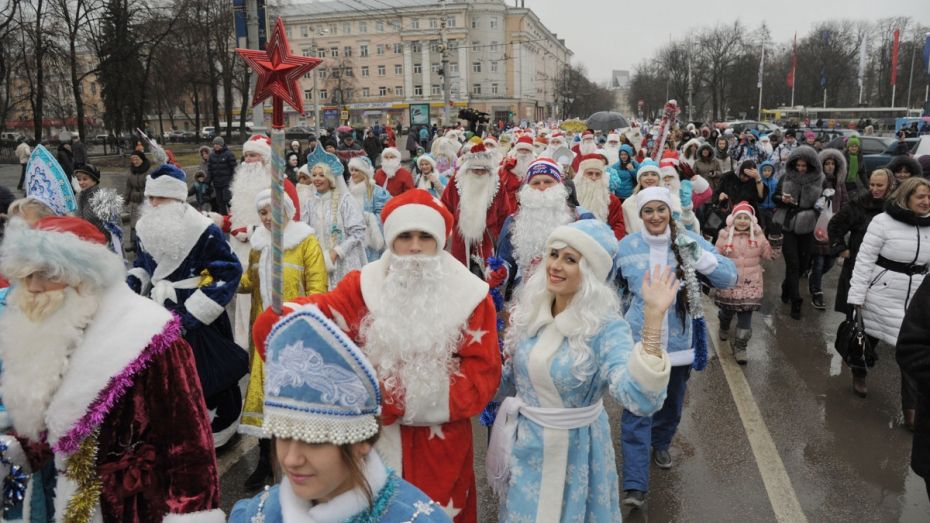 В центре Воронежа Деды Морозы вызывали снег и стужу